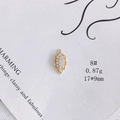 Vue détaillée du pendentif feuille en plaqué or incrusté de zircons blancs, 17x9mm - Taille 8