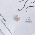 Détail du pendentif feuille plaqué or 15x11mm avec zircons en goutte et rectangulaires - Taille 11