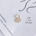 Vue détaillée du pendentif gourde en or incrusté de cristaux de zircone clairs - 13#