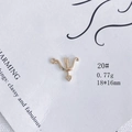 Vue macro d'un pendentif arc et flèche doré 18x16mm avec détail cœur zircon - 20#