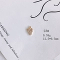 Détail macro d'un pendentif en cuivre doré en forme de grappe avec incrustations - 23#