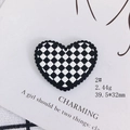 Detail van een hartvormige dambord hanger met geschulpte randen voor DIY-sieraden maken - Tandwielrand Schaakbord Hart (2#)