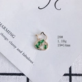 Vue macro détaillée d'un pendentif gourde plaqué or avec des incrustations de zircons - 28#