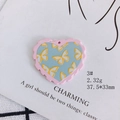 Roze hartvormige hanger met blauw midden en vlinderprint op witte kaart - Roze Rand Blauwe Vlinder Hart (3#)