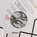 Détail d'accessoire en résine ronde 45mm avec motif dentelle noire sur carte blanche - 1# (Rond 45mm)