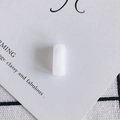 Dettaglio di una perla cilindrica in resina bianca con finitura lucida traslucida - 18# Bianco