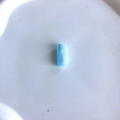 Dettaglio di perla cilindrica in resina azzurra marmorizzata per creazione gioielli - 22# Celeste