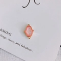 Gedetailleerd zicht op de roze Hamsa hand hanger met gouden metalen rand en dubbele ogen - Roze (1#)