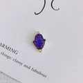 Détail d'un connecteur main de Hamsa doré avec résine pailletée violette pour bijoux DIY - Violet (6#)