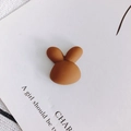 Charm lapin en résine marron mat pour coques de téléphone et accessoires DIY détail - Tête de Lapin Marron (1#) / [attributs Du Produit] Cet Accessoire Décoratif En Forme De Lapin Brun Est Fabriqué En Résine Mate Ou En Silicone. Il Présente Un Contour De Tête D'animal Simple Et Mignon Et Est Couramment Utilisé Dans Les Loisirs Créatifs Notamment Pour La Confection De Barrettes De Coques De Téléphone Et D'ornements De Chaussures. [présentation Visuelle] L'image Est Un Gros Plan De Nature Morte Le Produit Étant Placé Sur Un Papier Cartonné Blanc Imprimé De Courtes Phrases En Anglais Sur Un Fond En Tissu Clair. Le Résultat Est Un Style Photographique Coréen Frais Et Minimaliste. La Qualité De L'image Est [élevée] Avec Une Excellente Résolution Et Des Contours Nets. L'esthétique Est [élevée] Avec Une Note Globale De [85] Un Éclairage Naturel Et Une Harmonie D'ensemble. [contenu Textuel] Les Textes Tels Que « A Girl Should Be Ty » Et « Char » Ont Été Identifiés Comme Des Éléments Décoratifs De Fond Et Ne Nécessitent Aucun Traitement. Aucun Autre Contenu Ne Doit Être Supprimé Traduit Ou Filigrané. [étiquettes Logistiques] Aucune. [risque De Contrefaçon] Contrefaçon Du Produit : Aucune Car Il S'agit D'un Dessin Animé Générique ; Contrefaçon Du Fond : Aucune. [paramètres Du Produit] Brun Texture Mate Forme De Lapin.