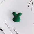 Détail d'une breloque lapin en résine vert foncé mat pour artisanat DIY et étuis - Tête de Lapin Vert Foncé (2#) / [attributs Du Produit] Le Produit Semble Être Un [accessoire En Forme De Lapin Vert/accessoire Fait Main] De Couleur [vert Foncé] Et Présentant Une [texture Givrée] Bien Visible. Le Design Général Se Caractérise Par Un Simple [contour D'une Tête De Lapin Mignonne]. Aucune Dimension Spécifique N'est Indiquée. [présentation Visuelle] L'image Utilise Une Perspective De Dessus Plaçant L'article Unique Au Centre D'une Carte Blanche Avec Du Texte Imprimé En Anglais. La Qualité De L'image Est [élevée] Avec Des Détails Nets Et Une Répartition Uniforme De La Lumière Et Des Ombres. L'esthétique Est [moyenne] Avec Une Note Globale De [75]. Le Principal Problème Est Que La Composition Est Trop Conventionnelle Et Manque D'attrait Pour La Marque Ou D'expression Émotionnelle Unique Pour Une Image Principale. [contenu Textuel] Le Texte Comprend Uniquement Le Texte De L'accessoire Figurant Sur La Carte Contenant Des Citations Inspirantes Et Des Termes Relatifs À La Catégorie De Produit. Ceci Est Conforme À La Réglementation Et Ne Nécessite Aucune Traduction Ni Suppression. [balises Logistiques] Aucune. [risque De Contrefaçon] Contrefaçon De Produit : Aucune Car Il S'agit D'un Motif Animal Générique ; Contrefaçon D'arrière-plan : Aucune. Probabilité D'infraction : [01]. [paramètres Du Produit] Vert En Forme De Lapin Matière Givrée.