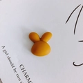 Gros plan d'une breloque tête de lapin en résine mate gingembre pour bijoux et coques - Tête de Lapin Jaune Gingembre (4#) / 【caractéristiques Du Produit】type De Produit : 【accessoire Décoratif Tête De Lapin Mignon】. La Couleur Est Estimée À 【jaune Gingembre】 Et Le Matériau Est Estimé À 【résine Ou Plastique Mat】 Présentant Une Texture 【mate】 Délicate. La Forme Représente Une Tête De Lapin Aux Contours Arrondis Et Deux Oreilles Dressées Et Arrondies. 【présentation Visuelle】l'image Utilise Un 【gros Plan】 Sur Un Fond Blanc Imprimé D'une Citation En Anglais. La Qualité De L'image Est 【élevée】 Avec Un Éclairage Uniforme Et Une Texture Du Produit Bien Visible. L'esthétique Est 【élevée】 Avec Une Note Globale De 【80】. L'image Est Nette Et Concise Conforme Au Style Minimaliste Des Sites De E-commerce Transfrontaliers. 【contenu Textuel】du Contenu En Anglais A Été Détecté Sur Le Support Cartonné Appartenant Au Groupe Prop_text. Aucune Suppression Ni Traduction N'est Nécessaire. 【étiquettes Logistiques】aucune. 【risque De Contrefaçon】contrefaçon Du Produit : Aucune ; Contrefaçon Du Fond : Aucune. 【paramètres Du Produit】pièce Unique Motif Lapin De Dessin Animé.