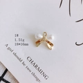 Macro d'un pendentif noeud doré de 18x16mm avec perles et pierres de zircone - Style Nœud Perle (1#)