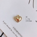 Vue macro du pendentif cœur doré 15x16mm avec bord en cristal et détails de poids 1,13g - Cœur Poli Strass (3#)