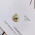 Gros plan sur pendentif œil maléfique doré 17x15mm avec émail bleu pour bijoux DIY - Mauvais Œil Pupille Bleue (8#)