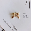 Détail du pendentif nœud doré 15x17mm avec pierre claire et deux anneaux de suspension - Nœud Gravé Strass (11#)