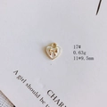 Vue macro d'un pendentif cœur en émail blanc avec nœud doré et anneau de connexion - Cœur Blanc Nœud (17#)