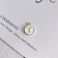 Macro di ciondolo in lega dorata con smalto bianco e design con lettera T maiuscola - Stile T