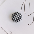 Vue macro d'un bouton classique en tissu pied-de-poule noir et blanc sur carte - Style Pied-de-poule Noir Blanc (5#)