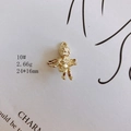 Detailaufnahme eines goldenen Engel-Anhängers mit 24x16mm Maßen und geprägter Reliefstruktur - 3D Goldener Engel Design (#10)