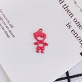 Nahaufnahme eines roten Anhängers in Jungenform aus Legierung für DIY-Schmuckherstellung - Red Boy Style (8#)