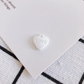 Dettaglio di un ciondolo a cuore bianco in lega con scritta LOVE per gioielli fai-da-te - Bianco (6#)