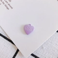 Dettaglio del ciondolo a cuore viola chiaro con incisione LOVE per gioielli fai-da-te - Viola Lavanda (7#)