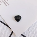 Dettaglio di un ciondolo a cuore nero con incisione LOVE per gioielli fai-da-te - Black (10#)
