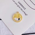 Dettaglio del ciondolo emoji in smalto giallo con bordo dorato per accessori gioielli DIY - Stile Grande Sorriso (1#)