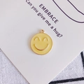 Vista macro del ciondolo emoji sorridente in smalto giallo per creazione gioielli DIY - Stile Sorriso Occhi Chiusi (3#)