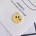 Vista dettagliata del ciondolo emoji con faccina che bacia in smalto giallo per gioielli fai da te - 4# Bacio a Destra