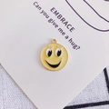 Dettaglio di un ciondolo emoji giallo con bordo dorato e finitura in smalto per gioielli fai-da-te - Stile Sorriso con Ciglia (6#)