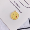 Dettaglio di un ciondolo emoji giallo con occhiolino per gioielli fai-da-te - 9# Ghiotto