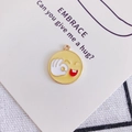 Dettaglio macro del ciondolo emoji giallo con gesto OK per la creazione di gioielli - 11# OK