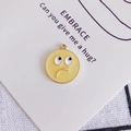 Vista macro di un divertente ciondolo emoji giallo per accessori gioielli fai da te - 15# Arroganza