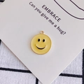 Dettaglio macro di un ciondolo emoji sorridente giallo con anello dorato per gioielli fai-da-te - 17# Sorriso
