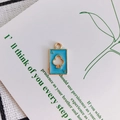 Détail du pendentif As de Trèfle bleu clair avec placage or et design ajouré - Bleu