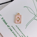Detail van roze Klaveren Aas hanger met goudlaag voor DIY sieraden maken - Roze