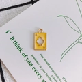 Détail du pendentif As de Trèfle avec émail jaune et monture en métal doré pour bijoux - Jaune