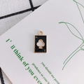 Détail d'un pendentif as de trèfle noir et or pour la création de bijoux DIY - Noir