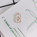 Vue détaillée du pendentif As de Trèfle doré avec émail blanc pour création de bijoux - Blanc