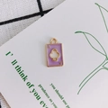 Macro-detail van de lavendel emaille Klaveren Aas hanger voor DIY-sieraden maken - Paars
