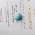 Dettaglio bottone in resina azzurro con trama ondulata per accessori per scarpe fai-da-te - Celeste