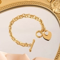 Goldenes Herz-Armband aus Titanstahl mit OT-Verschluss und glitzernden Kristallen - 7714 Funkelndes Herz-Armband / Gold