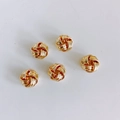 Detailweergave van 5 stuks 14k gouden gedraaide knoop kralen voor DIY sieraden - Goud