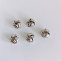 Detailweergave van de 14k vergulde gedraaide metalen afstandskralen voor DIY-sieraden maken - Wit K (1#)