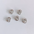 Detalle macro de cinco círculos triples entrelazados en plata pulida para joyas DIY - 2# Blanco K