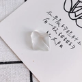 Macro d'un accessoire en résine transparente en forme d'étoile sur une carte décor - Blanc Nuage (2#)