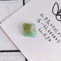 Détail macro d'une perle carrée en résine pour bijoux avec texture marbrée verte - Vert Cyan (4#)