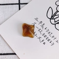 Gros plan de patchs carrés en résine ambrée avec relief en croix pour bijoux DIY - Jaune Gingembre (5#)